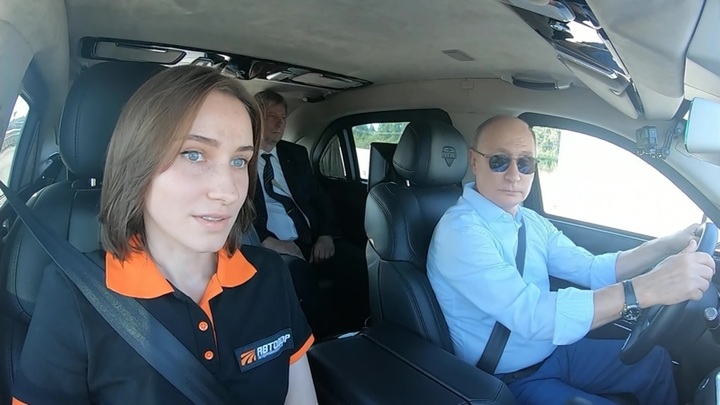"Стыки немножко чувствуются": Путин проехал по ЦКАД за рулем "Ауруса"