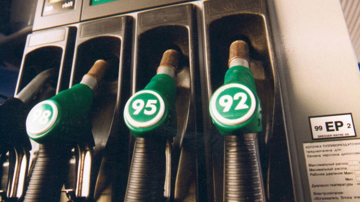 Цены на бензин в России растут десятую неделю подряд