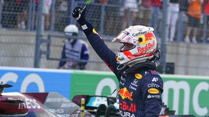 Пилот Red Bull Макс Ферстаппен стал новым чемпионом "Формулы-1"