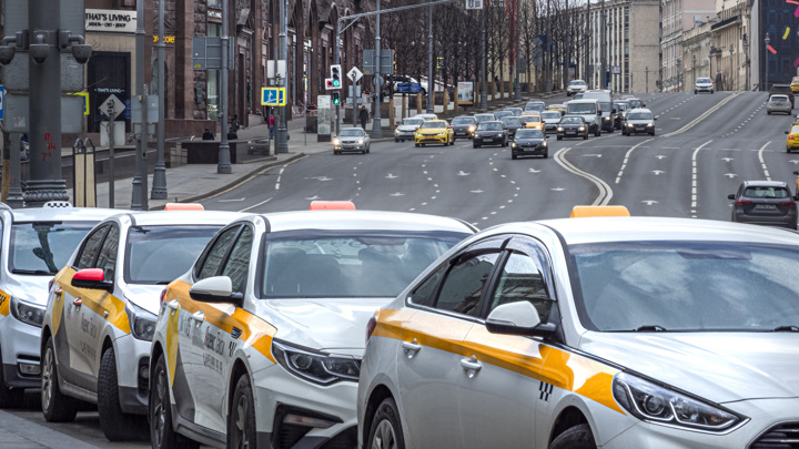 "Ситимобил" погрязла в убытках, "Яндекс.Такси" вышла в прибыль