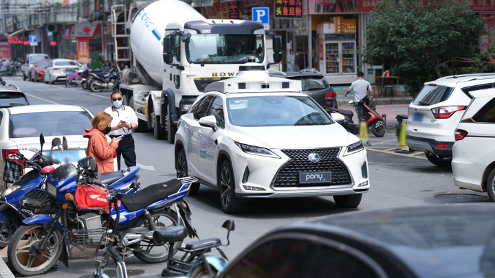 В Китае впервые запускают такси без водителя