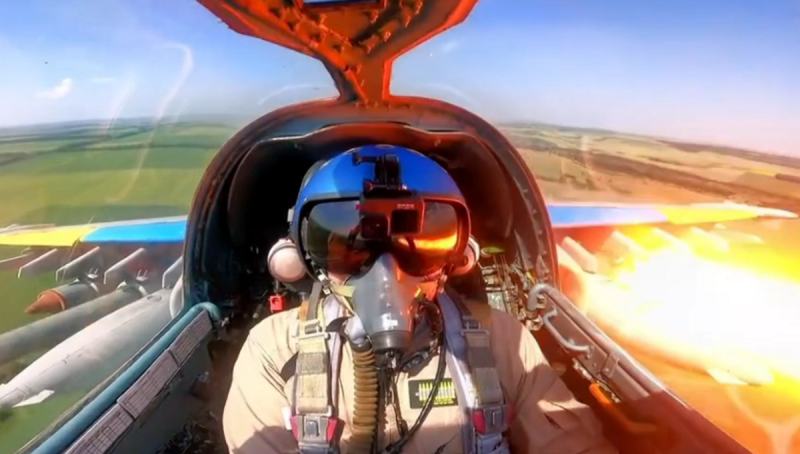 Опубликовано эффектное видео из кабины пилота штурмовика Су-25 «Грач» с запуском ракет С-25