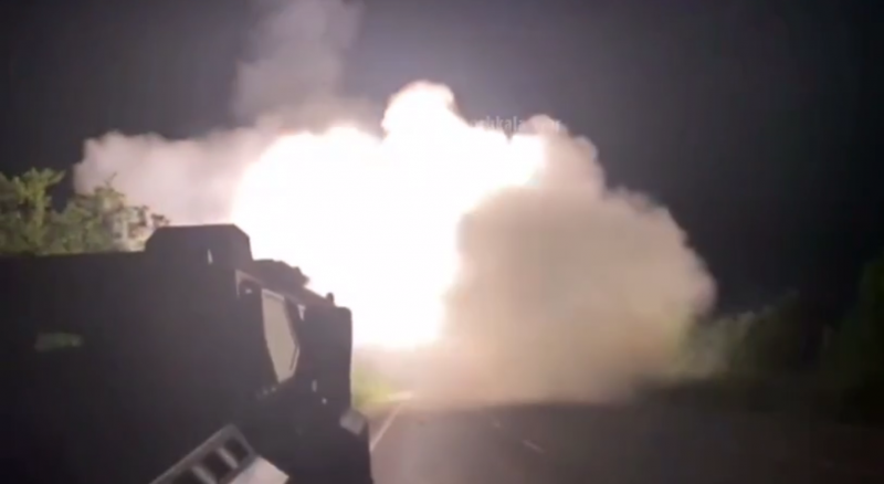 Появилось видео, как американские РСЗО HIMARS выпускают 12 ракет по позициям российской армии