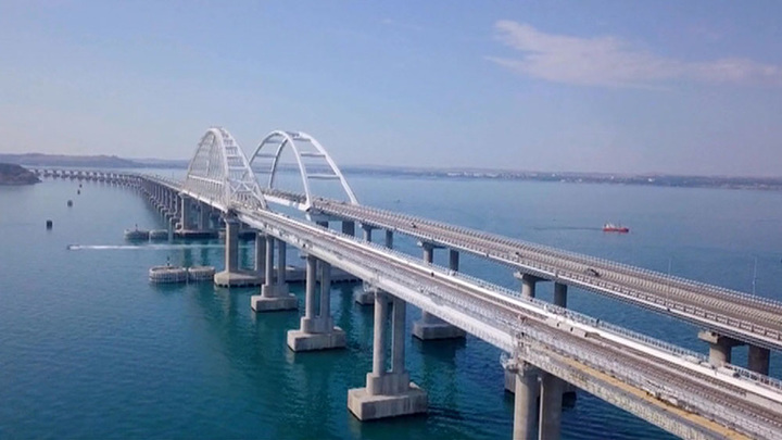 Автомобильное движение по одной полосе Крымского моста запустят сегодня