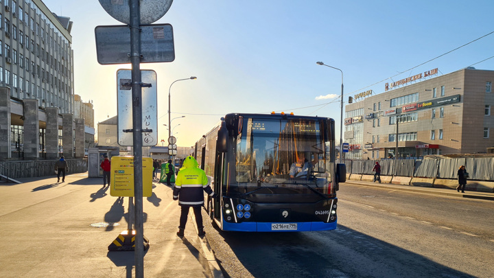 Автобусы перевозят пассажиров между закрытыми станциями "зеленой" линии метро