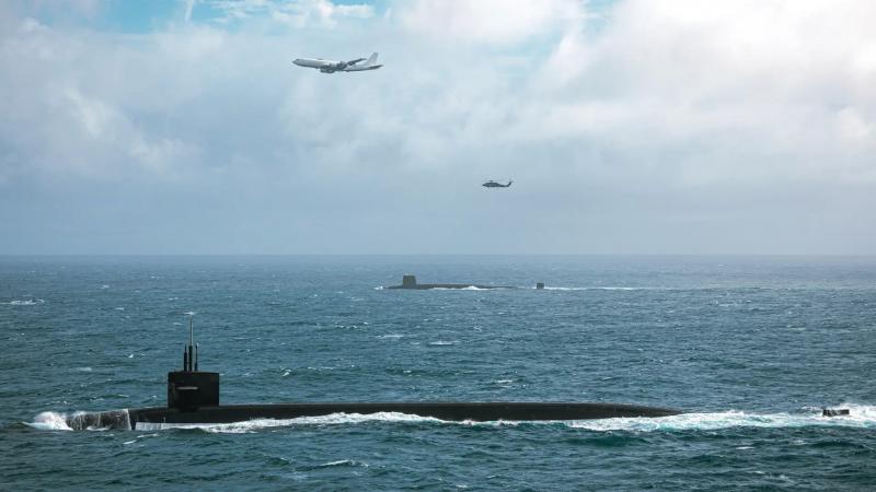 США и Великобритания провели учения с субмаринами USS Tennessee и Vanguard, которые несут ракеты Trident II с ядерными боеголовками – над ними летал самолёт судного дня Boeing E-6B Mercury