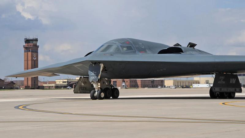 Загоревшийся бомбардировщик B-2 Spirit стоимостью $2,1 млрд вторую неделю стоит на взлётно-посадочной полосе