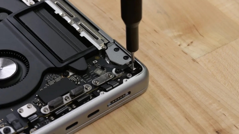 Специалисты iFixit разобрали новый MacBook Pro, следуя инструкциям Apple для самостоятельного ремонта. Но отремонтировать его по-прежнему сложно