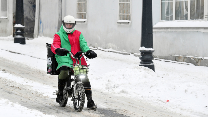 В ГИБДД Москвы рассказали, какие правила чаще всего нарушают велокурьеры