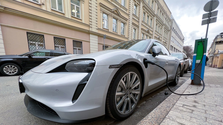 Импорт новых электромобилей в РФ вырос, с пробегом – упал