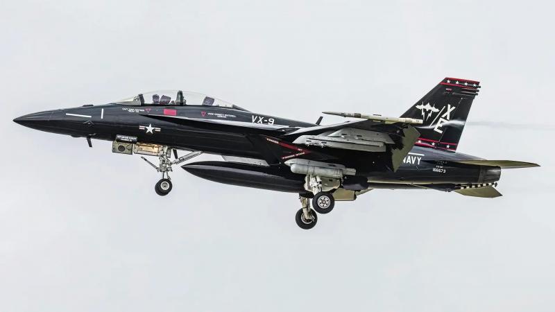 ВМС США показали истребитель F/A-18 Super Hornet в ретро-камуфляже Vandy-1, но без кролика из Playboy