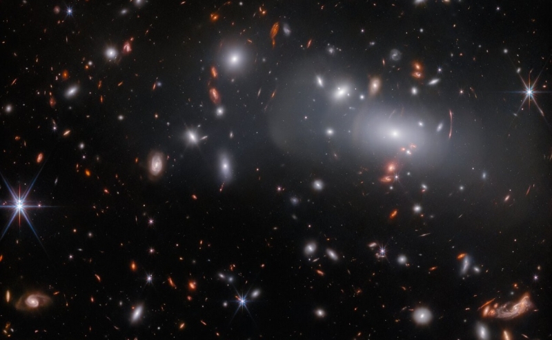 James Webb нашёл космический объект, у которого есть машина времени – одна и та же галактика появилась в трёх разных местах на одной фотографии