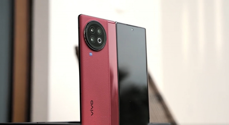 В интернете появилось видео с распаковой складного смартфона vivo X Fold 2: два дисплея, камера Zeiss и красный цвет