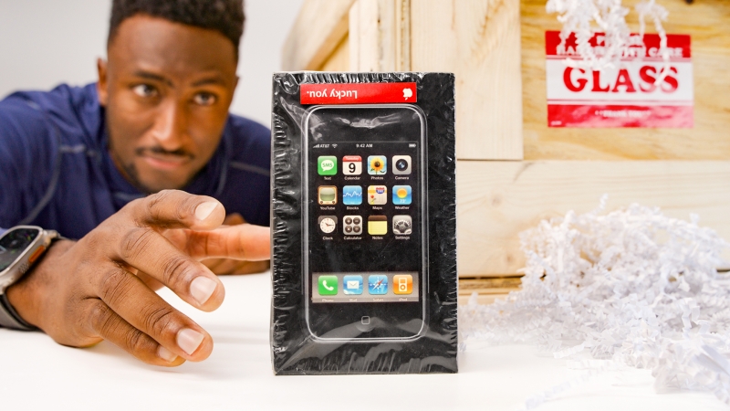 Блогер заплатил $40 тысяч за первый iPhone в оригинальной упаковке, чтобы распаковать его на камеру (видео)