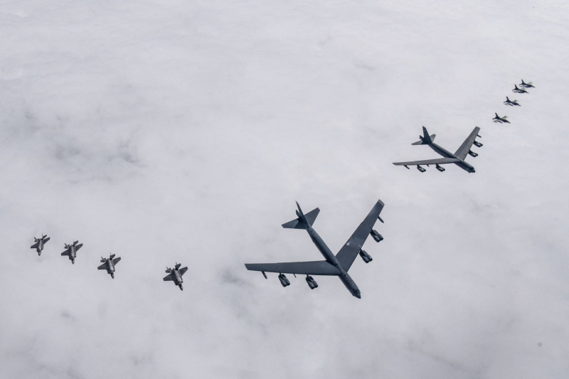 США отправили ядерные бомбардировщики B-52H на Корейский полуостров после запуска северокорейской МБР Hwasong-18