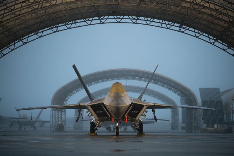 США отправили в Польшу истребители пятого поколения F-22 Raptor