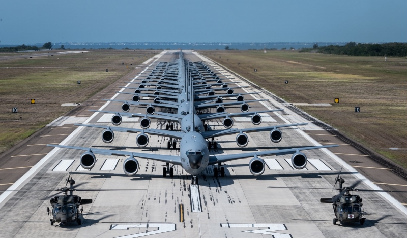 ВВС США продемонстрировали «слоновью прогулку» 18 огромных воздушных заправщиков KC-135 Stratotanker