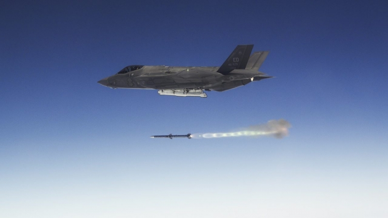 ВВС США в 2023 году запустят производство секретной ракеты AIM-260 JATM для F-22 и истребителя шестого поколения