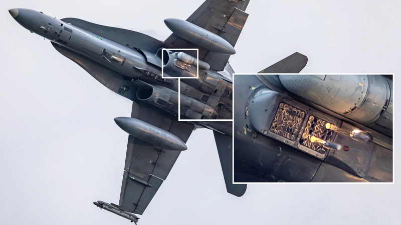 Фотограф сумел сделать фото выстрела тепловой ловушки AN/ALE-47 на истребителе F/A-18D Hornet