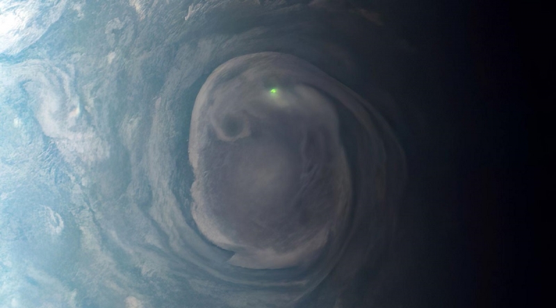 Учёные случайно получили первую в истории фотографию юпитерианской молнии
