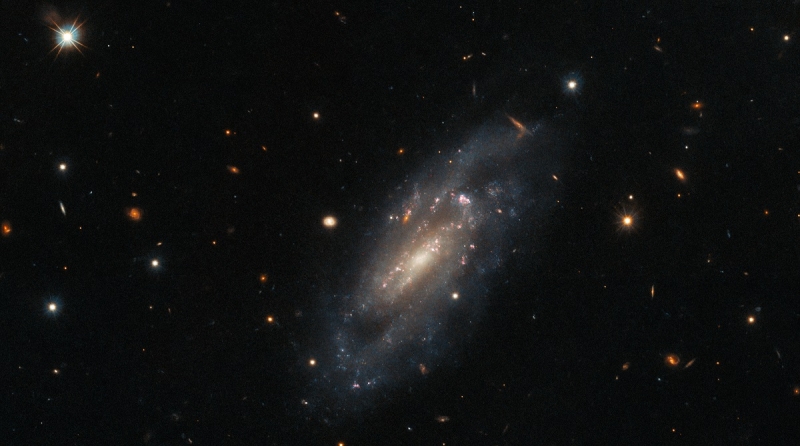 Hubble сделал фотографию далёкой галактики в созвездии Пегаса, которая смогла пережить невообразимо мощный звёздный взрыв