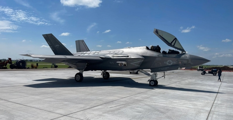 Истребитель пятого поколения F-35C Lightning II ВМС США совершил пит-стоп в гражданском аэропорту в Канзасе