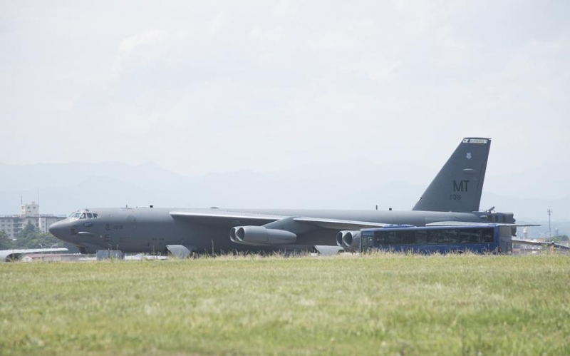 Ядерный бомбардировщик B-52H Stratofortress неожиданно посетил Японию – стратегический самолёт совершил экстренную посадку в Токио впервые за 34 года