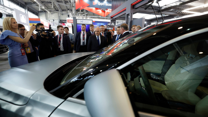Мишустин на выставке "Иннопром" осмотрел отечественный электромобиль "Е-Нева"