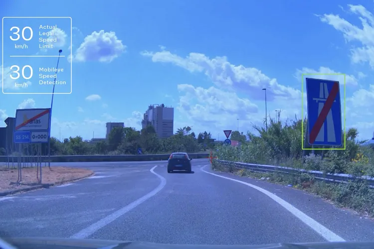 Mobileye научила искусственный интеллект считывает дорожные знаки, чтобы регулировать скорость движения автомобиля