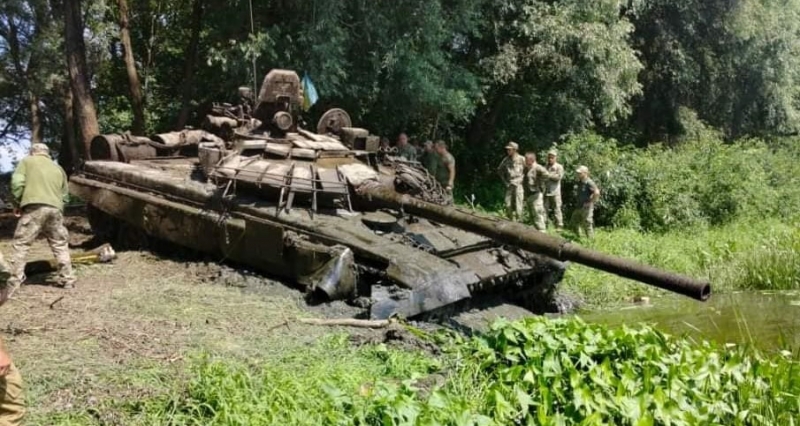 Украинские водолазы подняли на поверхность российский танк Т-72, который более года пролежал на дне реки