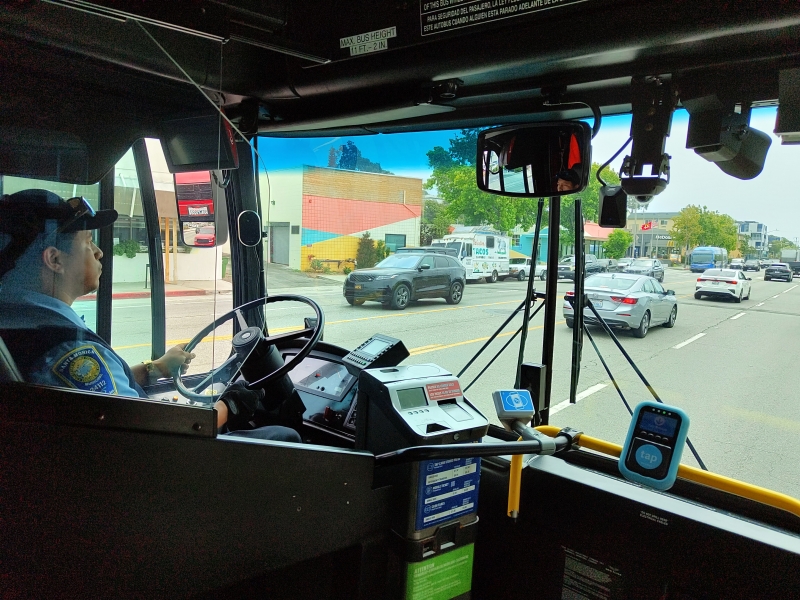 В США автобусы оборудовали искусственным интеллектом, который автоматически штрафует припаркованные на автобусной линии автомобили