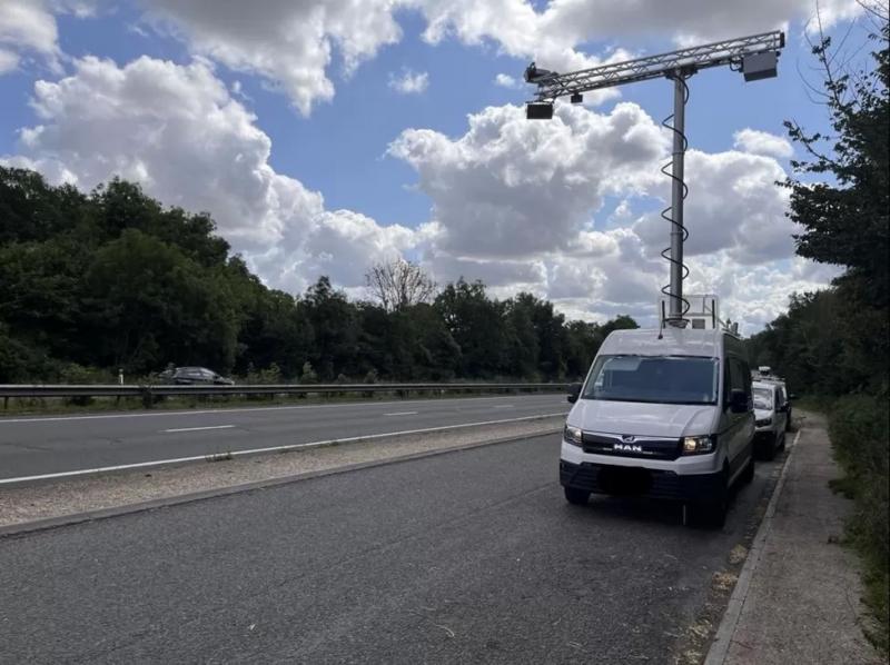 В Великобритании полицейский фургон с искусственным интеллектом обнаруживает водителей, пользующихся мобильными телефонами