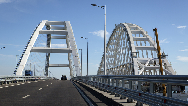 Запускать грузовики по Крымскому мосту пока не планируется