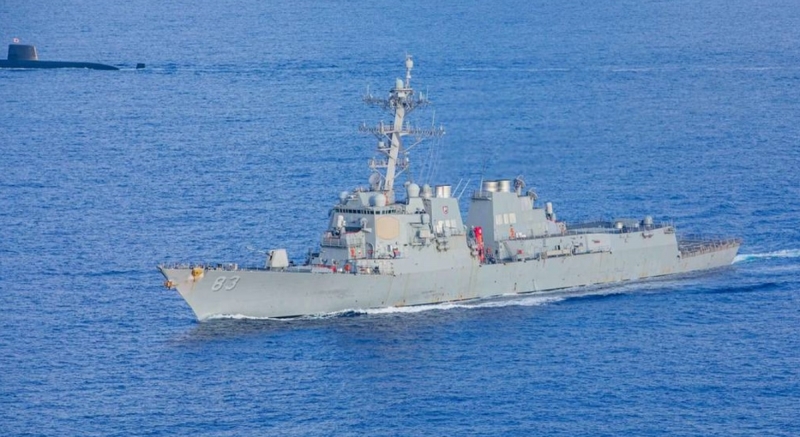 Американский эсминец с управляемыми ракетами USS Howard класса Arleigh Burke неожиданно сел на мель на подходе к Бали