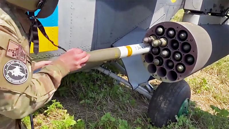 Вооружённые Силы Украины показали загрузку американских авиационных ракет Hydra в пусковую установку М261 на вертолёте Ми-24В