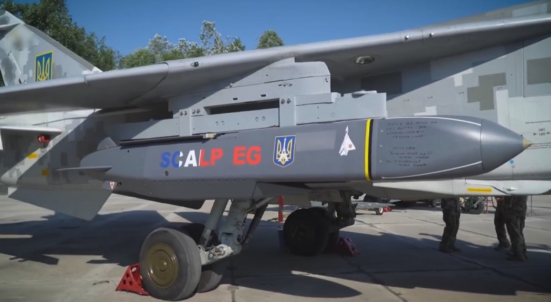 Зеленский впервые показал французские ракеты SCALP-EG с дальностью пуска более 250 км на украинском фронтовом бомбардировщике Су-24