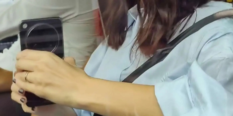 OnePlus Open отправился в Болливуд: складным смартфоном уже пользуется известная индийская актриса