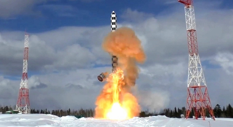 Россия официально заявила о постановке на боевое дежурство межконтинентальных баллистических ракет РС-28 «Сармат» дальностью до 18 000 км, способных нести ядерный заряд мощностью 7,5 мегатонн