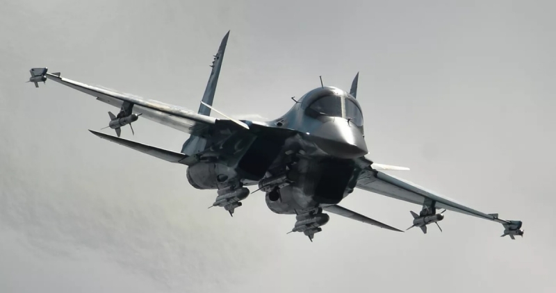 Россияне получили новую партию фронтовых истребителей-бомбардировщиков Су-34М, которые могут запускать умные бомбы