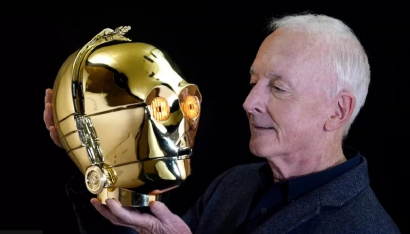 Голова C-3PO из киносаги Star Wars продана на аукционе за $843 тысяч. Актер Энтони Дэниелс, который исполнил роль дроида, расстался с коллекцией культового реквизита