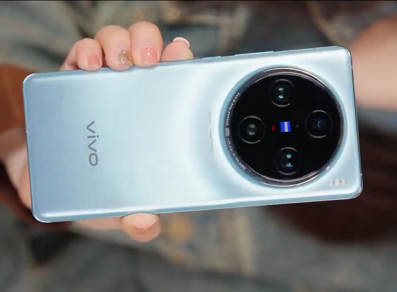 Изогнутый дисплей, квадро-камера ZEISS и зарядка на 120 Вт: в интернете появилось видео с распаковкой флагмана vivo X100 Pro