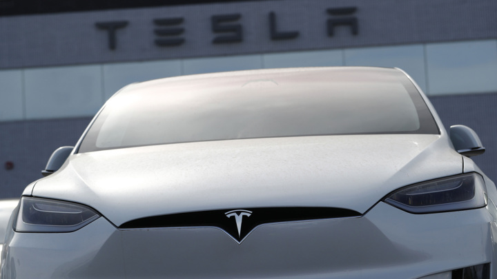 Автомобили Tesla подешевели из-за проблем у компании