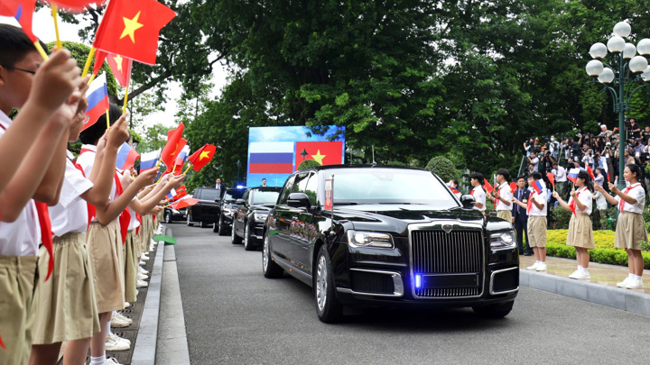 Российский автомобиль Aurus привлек внимание вьетнамцев