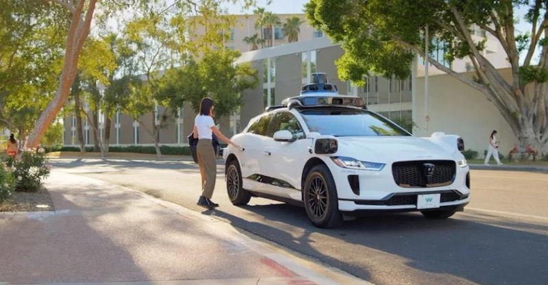 В США полиция остановила роботакси Waymo, которое выехало на встречную полосу